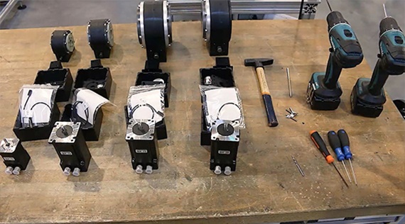 桌子上的 robolink® 元件與工具